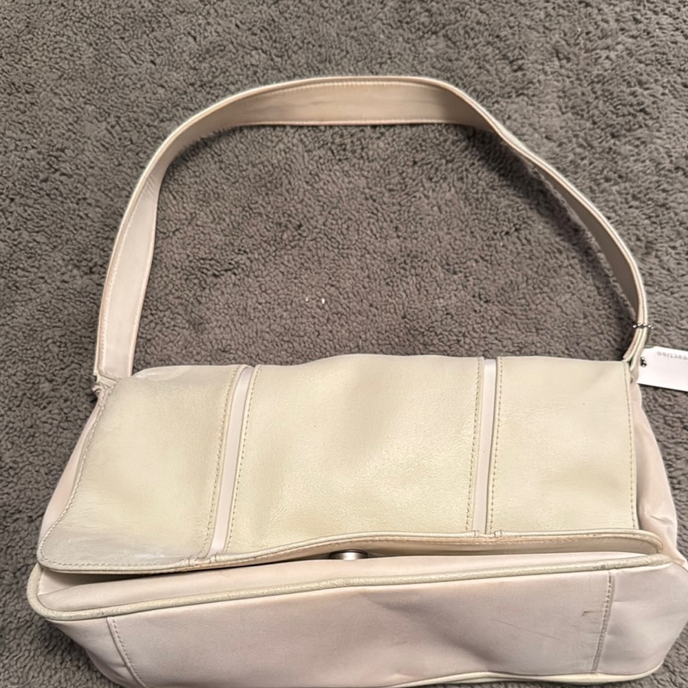 Reaction Kenneth Cole Elegant Cream Shoulder Bag